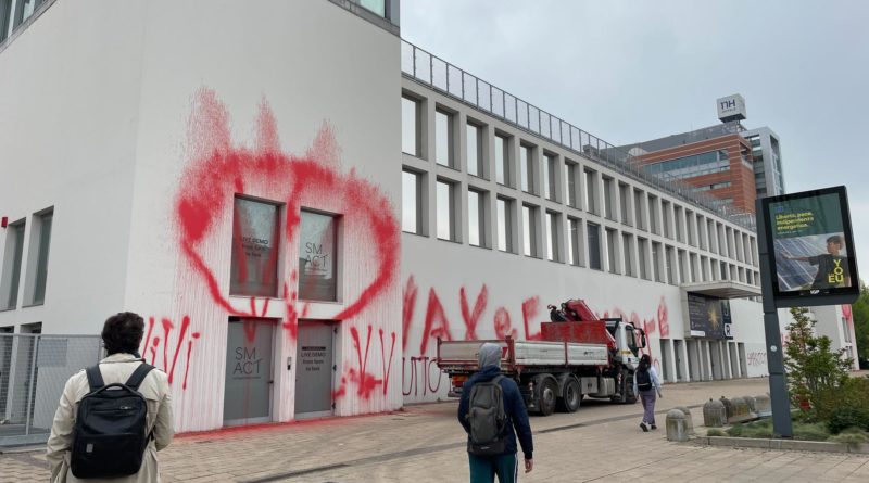 Scritte No Vax contro SMACT Padova. Pasqualetto (Azione): “Tempi bui come all’epoca del terrorismo”