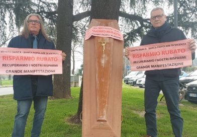 Crack delle banche venete: processione con bara per il funerale del risparmio venerdì 28 marzo