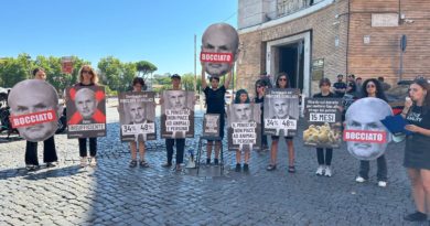 Animal Equality protesta a Roma contro il ministro della Salute Orazio Schillaci