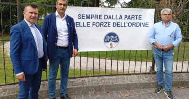 Fratelli d’Italia “Sempre dalla parte delle forze dell’ordine”, striscione ai giardini dell’Arena