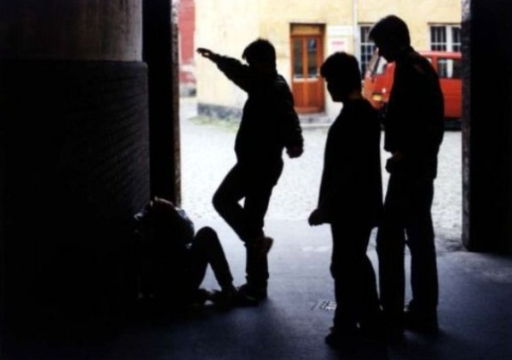 Violenza tra adolescenti