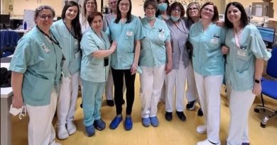 Infermieri a Padova: colleghi del reparto di Geriatria degli Ospedali Riuniti Padova Sud salutano con affetto l'infermiera Alice augurandole ogni bene per l'imminente maternità