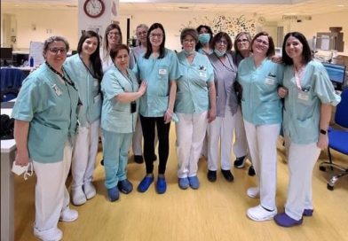 Infermieri a Padova: colleghi del reparto di Geriatria degli Ospedali Riuniti Padova Sud salutano con affetto l'infermiera Alice augurandole ogni bene per l'imminente maternità