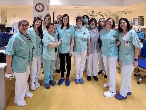 Infermieri a Padova: colleghi del reparto di Geriatria degli Ospedali Riuniti Padova Sud salutano con affetto l'infermiera Alice augurandole ogni bene per l'imminente maternità