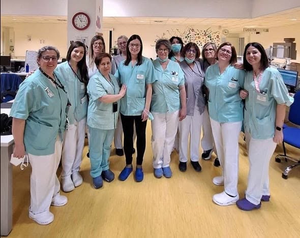 Infermieri a Padova: colleghi del reparto di Geriatria degli Ospedali Riuniti Padova Sud salutano con affetto l'infermiera Alice augurandole ogni bene per l'imminente maternità