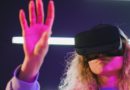 Persona con visore VR per il laboratorio Organi in 3D al MUSME