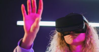 Persona con visore VR per il laboratorio Organi in 3D al MUSME