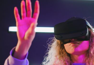 Persona con visore VR per il laboratorio Organi in 3D al MUSME