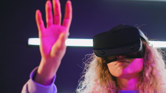 Persona con visore VR per il laboratorio Organi in 3D al MUSME