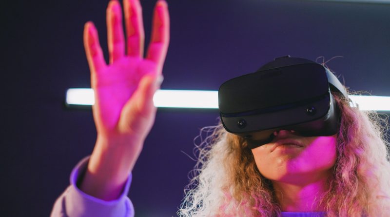 Persona con visore VR per il laboratorio Organi in 3D al MUSME