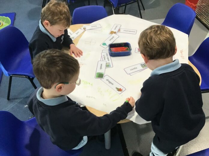 Bambini impegnati in laboratori creativi