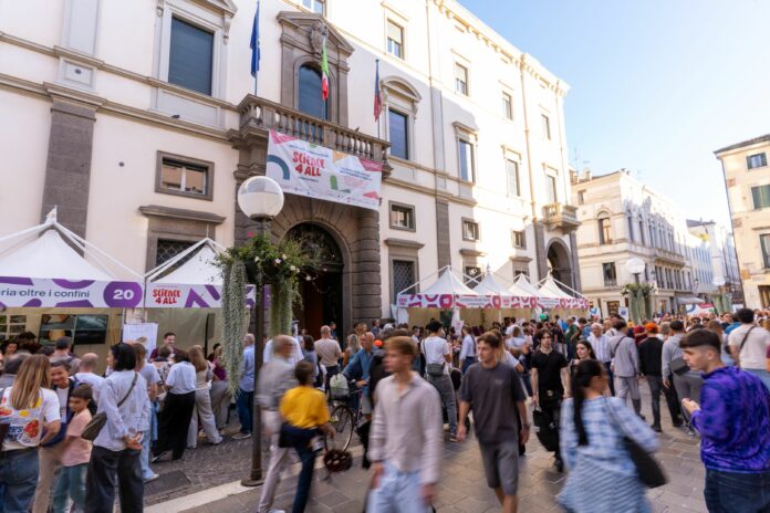 Il pubblico visita gli stand di Science4All 2026 davanti a Palazzo Bo a Padova.