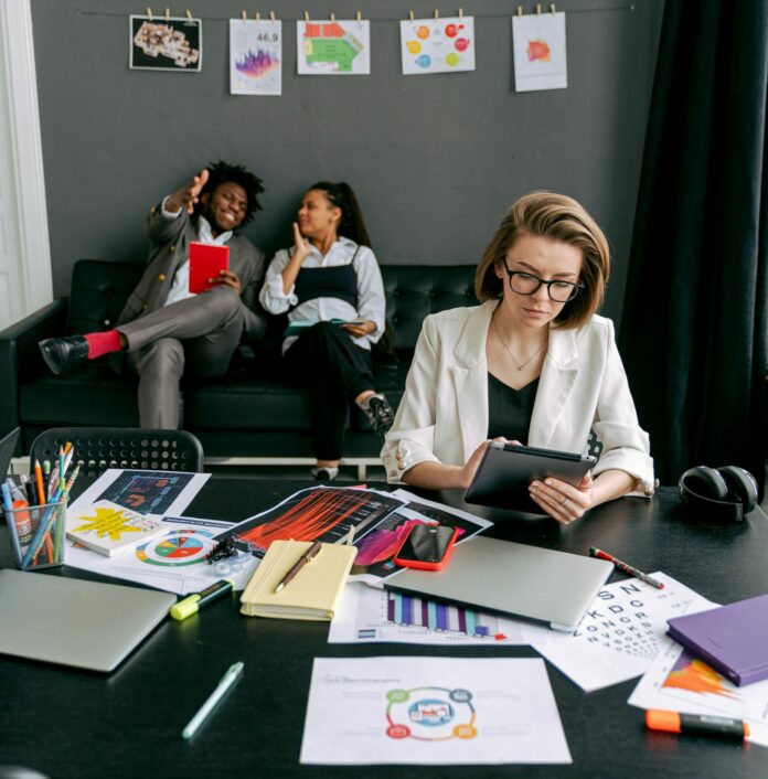 Giovani professionisti al lavoro in ufficio