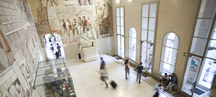 Atrio di Palazzo Liviano a Padova, con l’affresco di Massimo Campigli e la statua di Tito Livio.