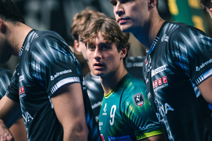 Giocatori di Pallavolo Padova riuniti durante una pausa di gioco