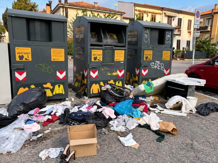 Rifiuti abbandonati accanto ai cassonetti degli abiti usati all’Arcella