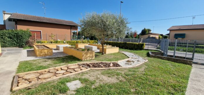 Il giardino sensoriale di Casa di Giò a Legnaro, con sentiero multimateriale e cassoni per le piante
