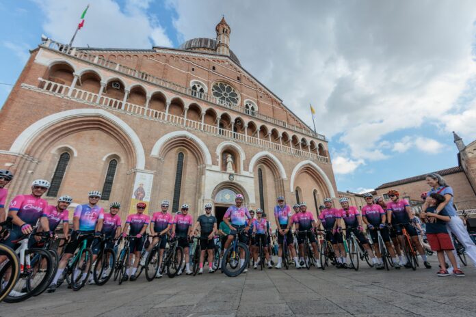 Da Santo a Santo: gruppo di ciclisti con le biciclette davanti alla basilica a Padova
