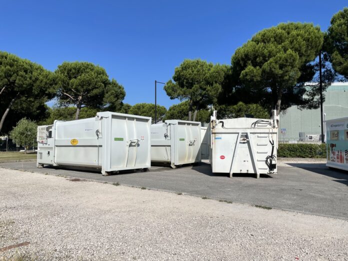 Sabati Ecologici Albignasego: cassoni per la raccolta dei rifiuti in un’area all’aperto