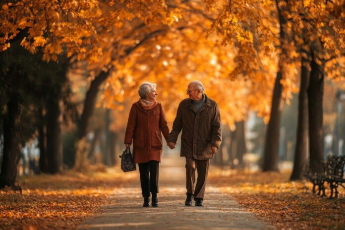 crisi demografica Padova. Coppia di anziani che passeggia in un parco
