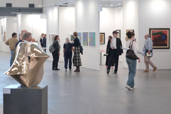 ArtVerona 2026: visitatori tra gli stand della fiera, foto d’archivio dell’edizione 2025