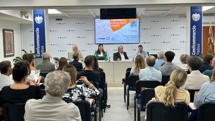 Incontro sul tema dei disturbi alimentari nella sala conferenze di Confcommercio Padova, con relatori e pubblico.
