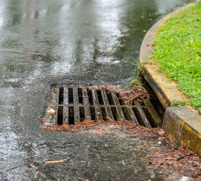 Pulizia delle caditoie a Padova per prevenire gli allagamenti stradali.