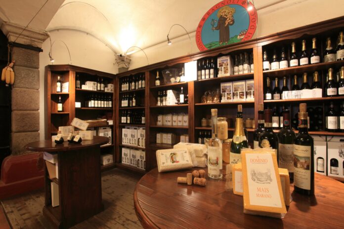 Festa del Friularo: interno della cantina del Dominio di Bagnoli con bottiglie e prodotti del territorio