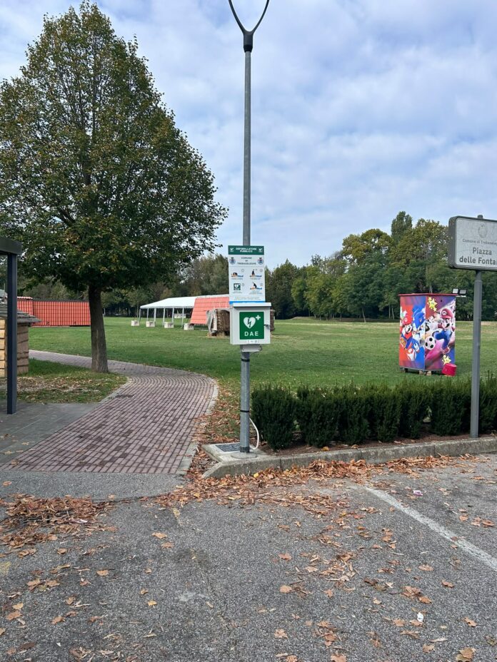 Defibrillatori Trebaseleghe: postazione DAE su un palo accanto al percorso di piazza delle Fontane
