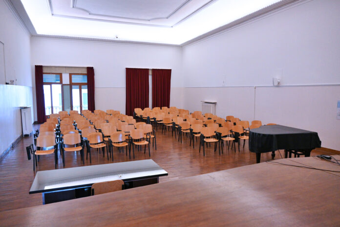 Riqualificazione Aula Magna liceo Fermi Padova, sala con sedute e palco dopo i lavori