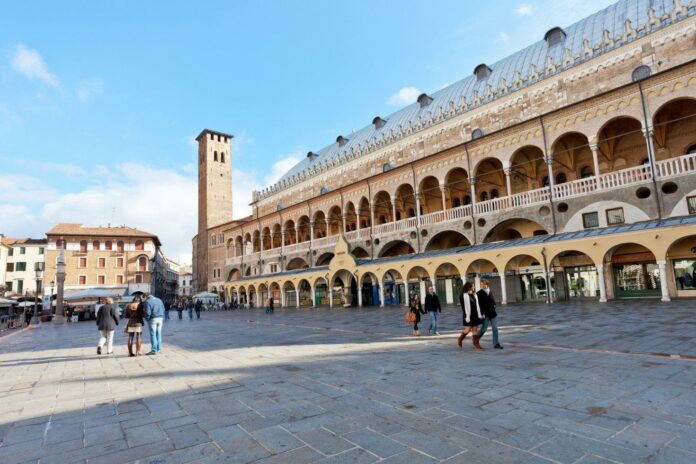 Cultura a Padova, visitatori nel centro storico tra patrimonio artistico e turismo.