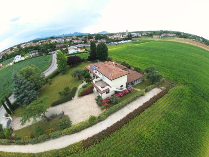 Foto aerea Consumo di suolo a Padova. Vista aerea di un'area verde nel territorio di Padova, con villa e campi circostanti.