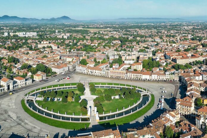 Veduta di Prato della Valle a Padova, immagine a corredo dei dati Istat sul disagio socio-economico urbano.