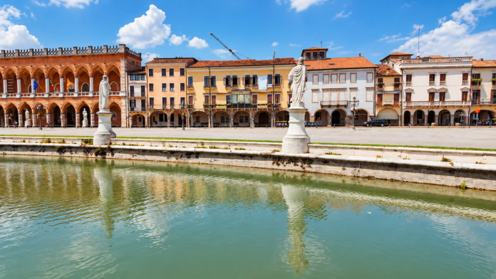 Negozi sfitti . Prato della Valle, uno dei luoghi simbolo di Padova. La vitalità degli spazi urbani e delle attività commerciali è al centro del dibattito sul futuro dei negozi di vicinato.