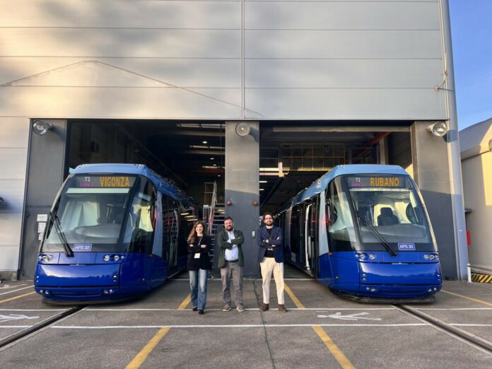 Tram Sir2. Due nuovi tram APS destinati alle linee Sir2 e Sir3 di Padova davanti agli stabilimenti Alstom in Francia, durante la visita della delegazione istituzionale.