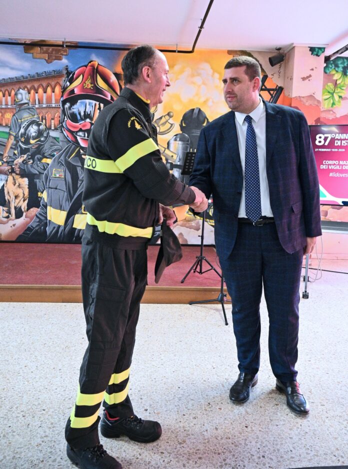 Vigili del Fuoco, il presidente della Provincia Daniele Canella incontra un operatore durante la visita al comando di Padova.
