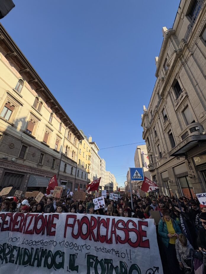 Corteo degli studenti a Padova il 30 ottobre 2026, manifestanti in strada con striscioni e bandiere per il diritto allo studio.