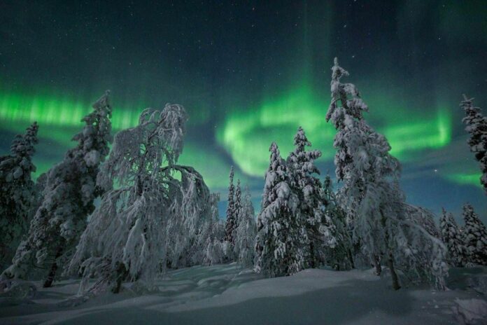 Lorenzo Mirandola, il cacciatore di aurora boreale si racconta in ‘Quando il cielo si accende’