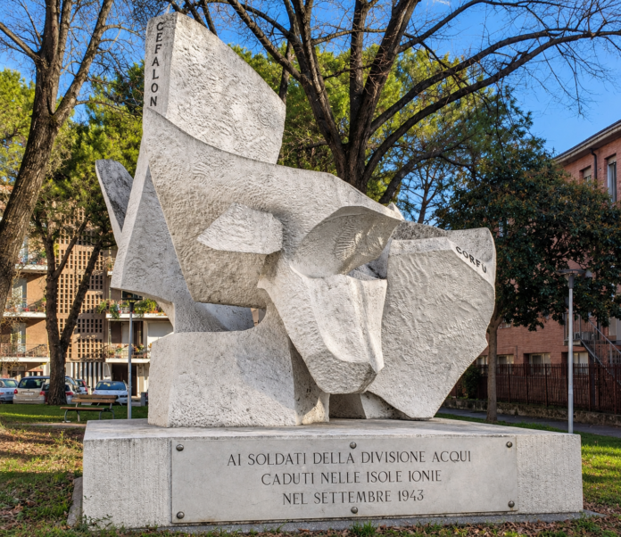 Monumento ai Caduti della Divisione Acqui in via Curzola, nel quartiere Arcella a Padova.