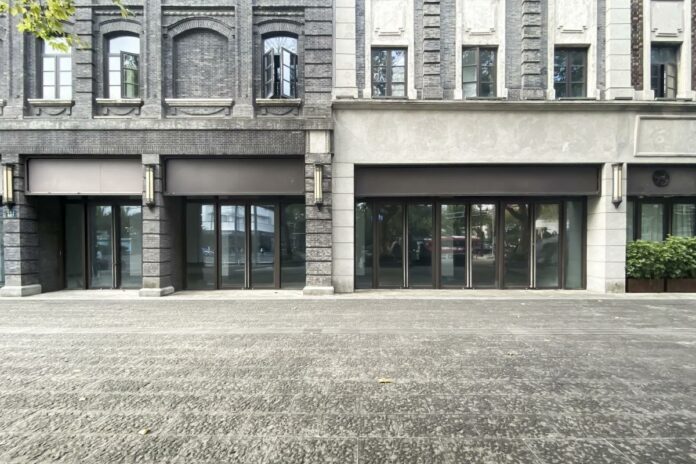 Negozi sfitti a Padova, locale commerciale recuperato all’interno di un edificio urbano