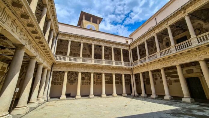 Cortile storico di Palazzo Bo, sede dell'Università di Padova, con le sue colonne e le gallerie rinascimentali.