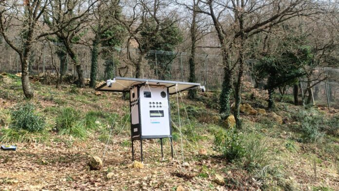 Prototipo Remo Dissuasori per lupi: il prototipo Remo con pannello fotovoltaico nel parco faunistico