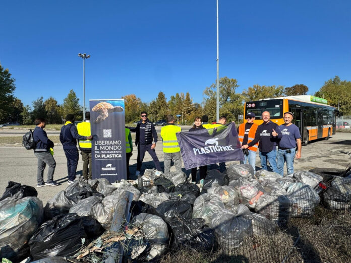 Detenuti e volontari raccolgono rifiuti a Padova con Plastic Free e Seconda Chance