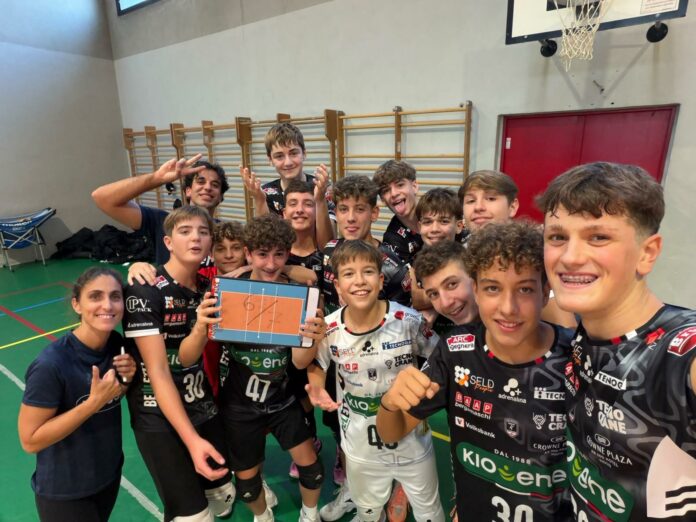 Accademia Kioene Padova: squadra giovanile e allenatrice nella palestra, nella foto fornita dal club