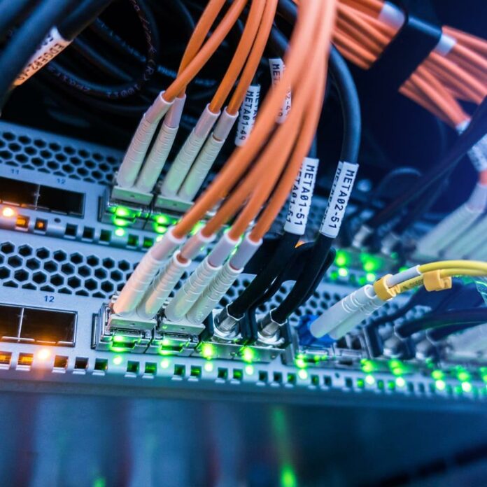 Cavi in fibra ottica collegati a un apparato di rete