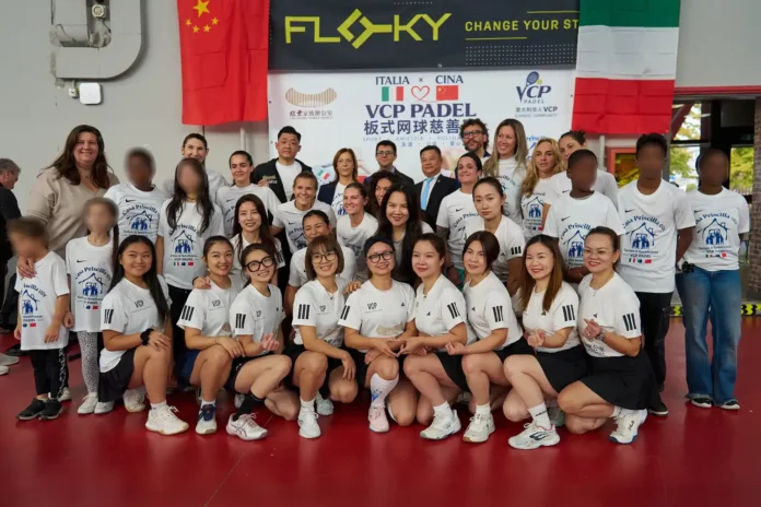 Padel solidale a Padova: foto di gruppo dei partecipanti al torneo per Casa Priscilla