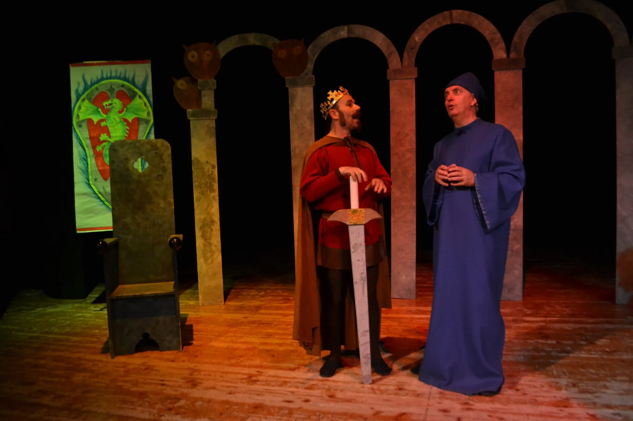 Teatro per bambini: una scena di Excalibur con due attori e la spada di Re Artù