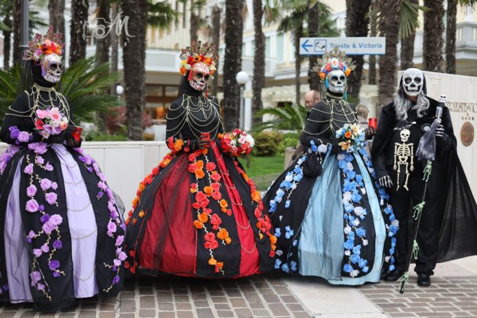 Figuranti in costume ad Abano Street Halloween in una precedente edizione