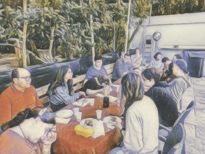 Un momento conviviale del Laboratorio Amici miei, con il gruppo riunito a tavola