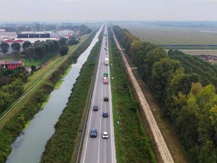 Traffico Ognissanti: veduta aerea della statale 309 Romea con auto e camion